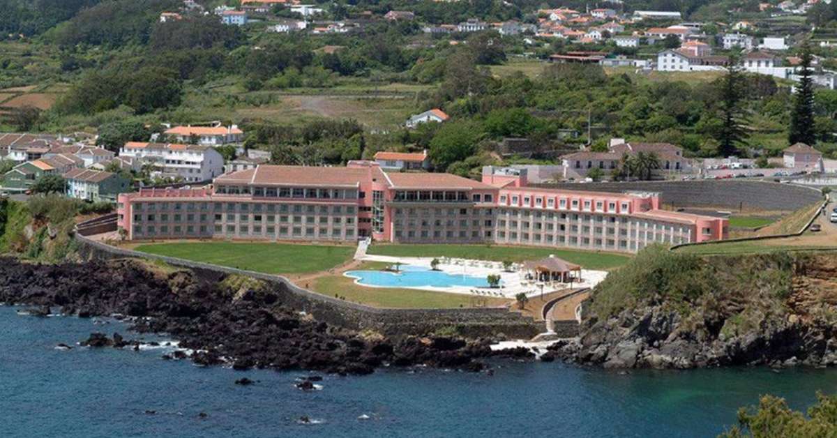 Een foto van de buitenkant van Terceira Mar Hotel