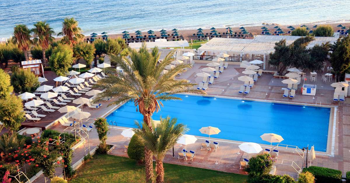 Een foto van het zwembad bij Blue Bay Beach Resort