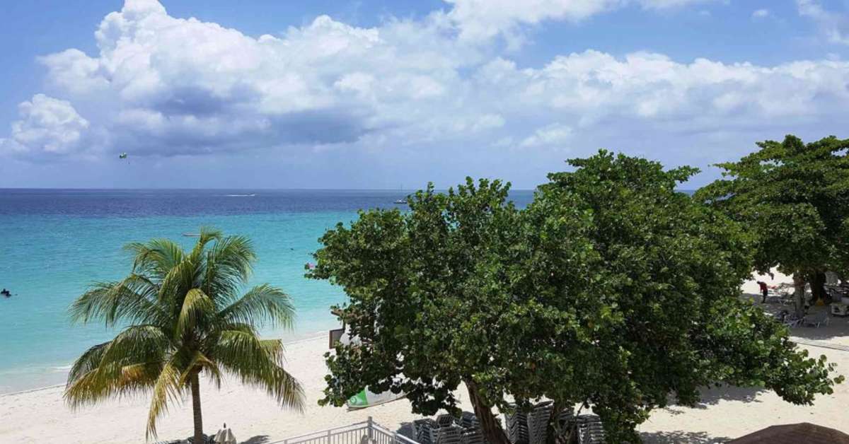 Een foto van het strand bij CocoLaPalm A Seaside Resort