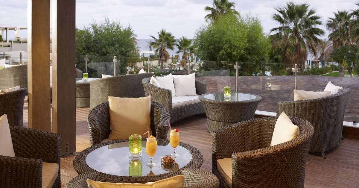Ein Foto von der Terrasse im Esperos Palace Resort
