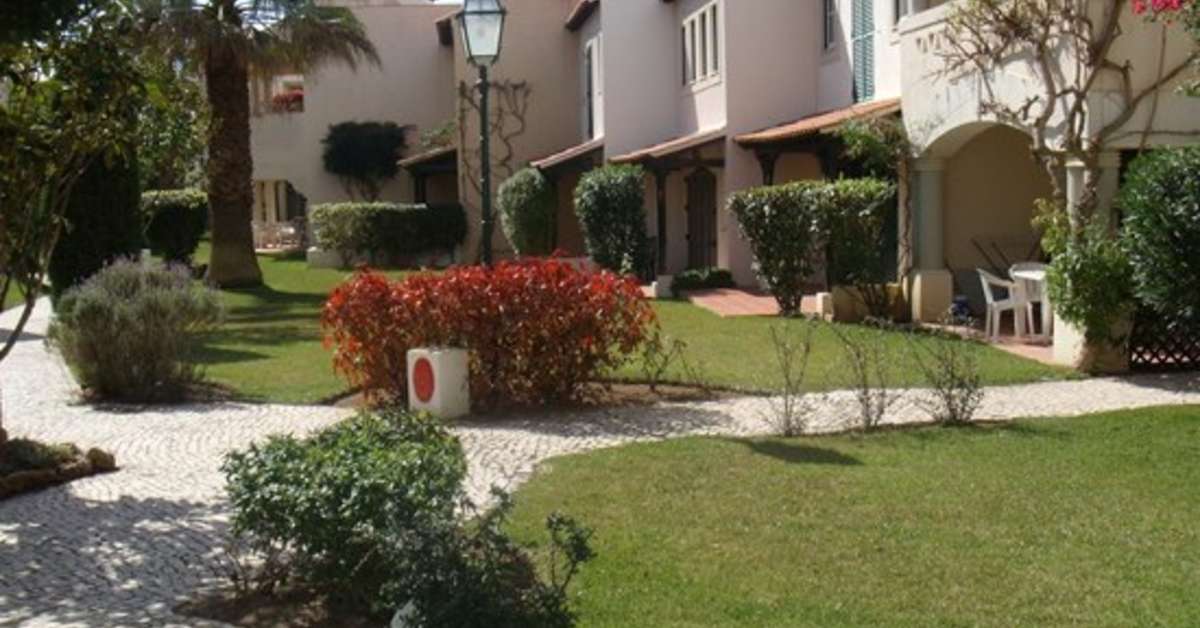 Ein Foto von der Außenansicht des Old Village Apartments