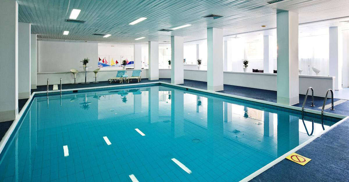 Een foto van het zwembad bij Napa Plaza Hotel
