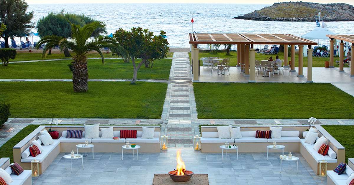 Een foto van het terras bij Grecotel Meli Palace