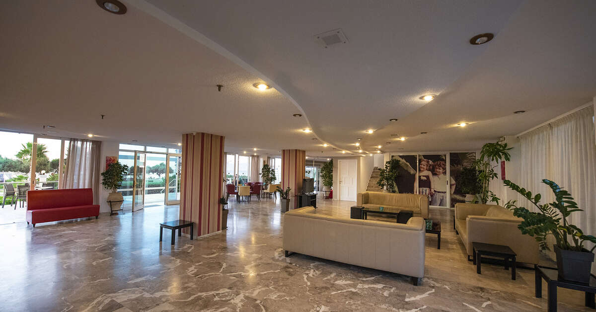 Een foto van het interieur van Costa Angela Seaside Resort