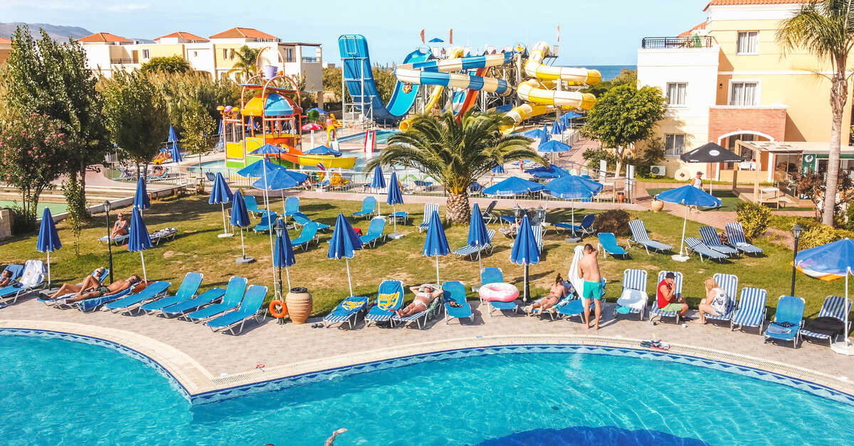 Een foto van het zwembad bij Chrispy Waterpark Resort