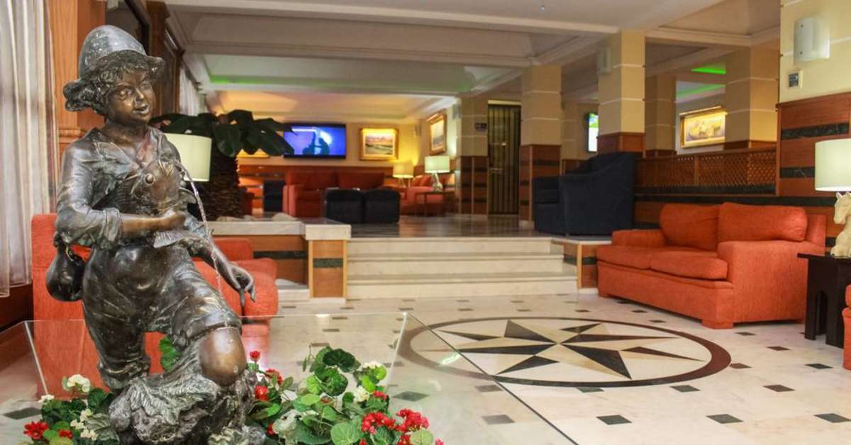 Een foto van het interieur van Baia Beach Hotel