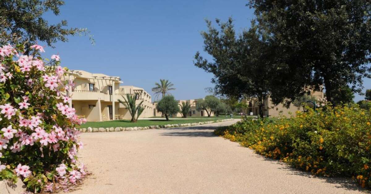 Een foto van het terras bij VOI Arenella Resort