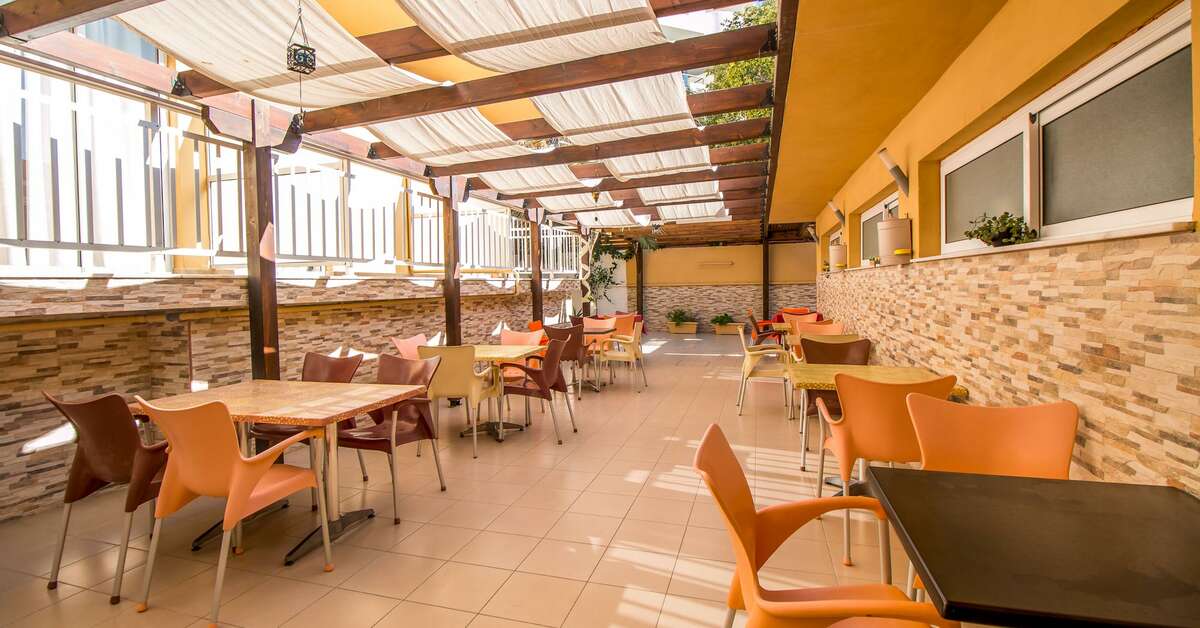 Een foto van het terras bij Filmar Hotel