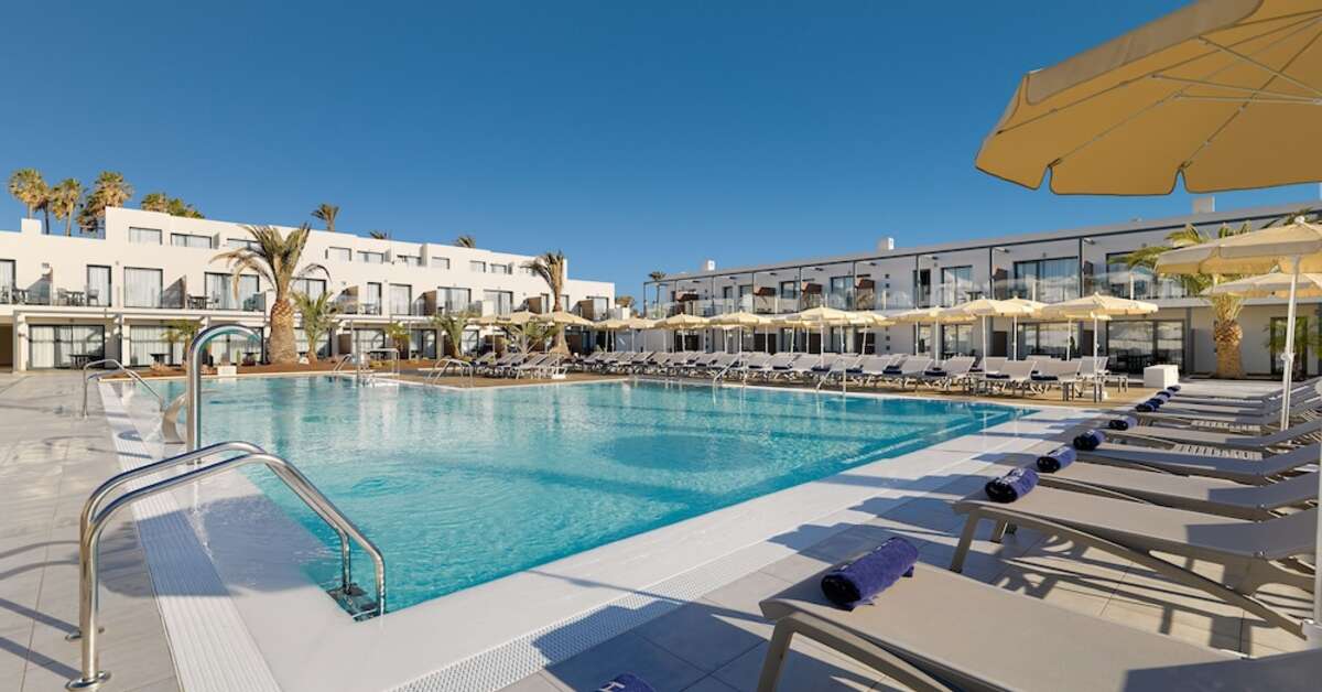 Een foto van het zwembad bij H10 Ocean Dreams