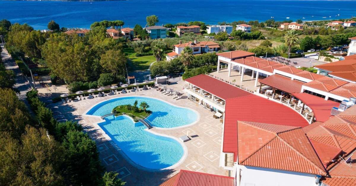 Een foto van het zwembad bij Alexandros Palace Hotel & Suites