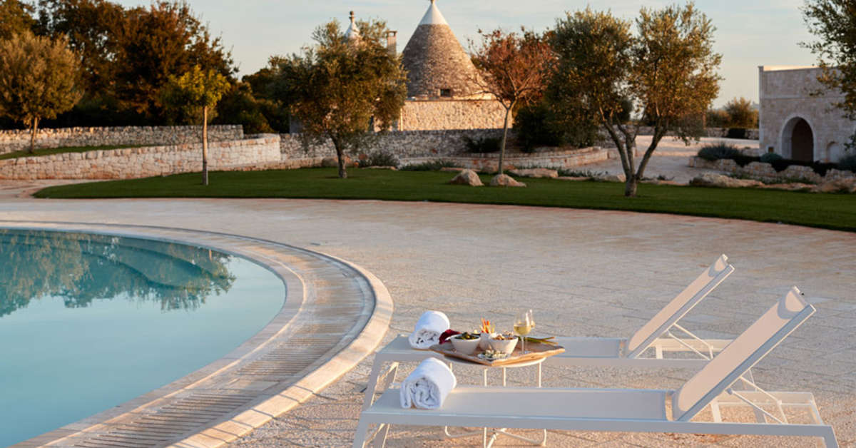 Een foto van het zwembad bij Masseria Grieco