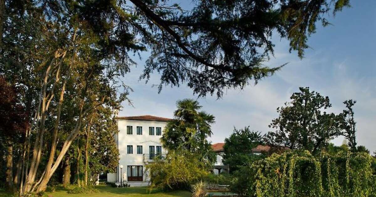 Een foto van de buitenkant van Villa Pace Park Hotel Bolognese