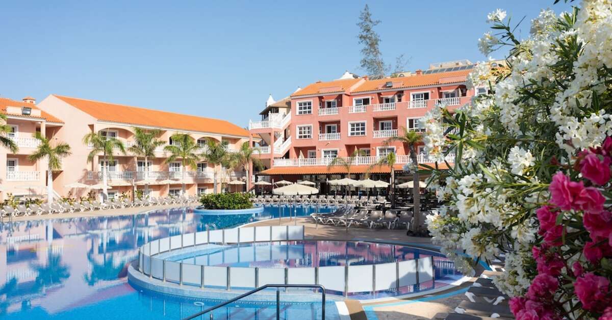 Een foto van het zwembad bij Aparthotel El Duque