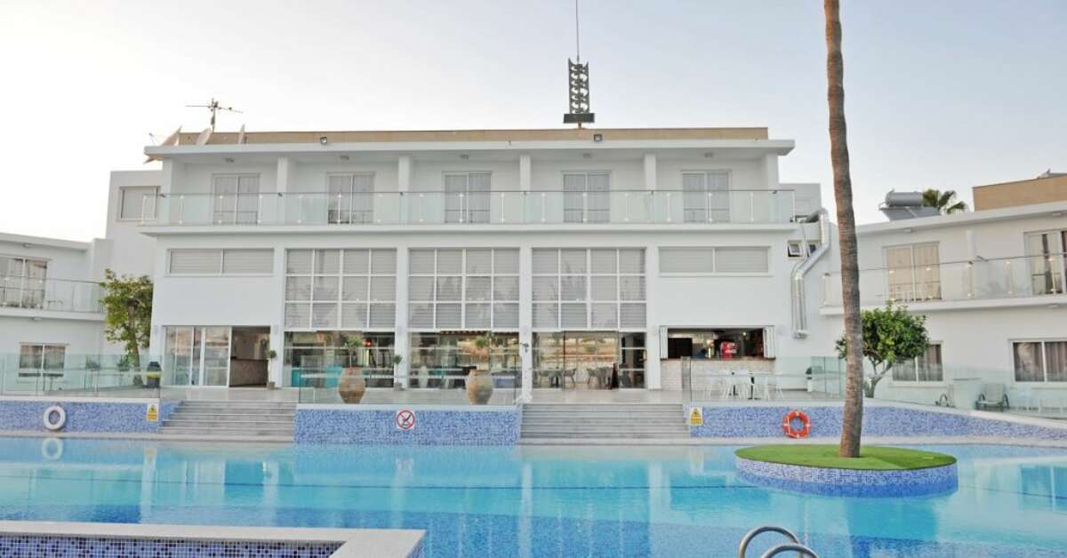 Een foto van het zwembad bij Fedrania Gardens Hotel