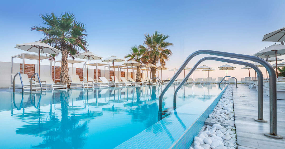 Een foto van het zwembad bij The Island Hotel