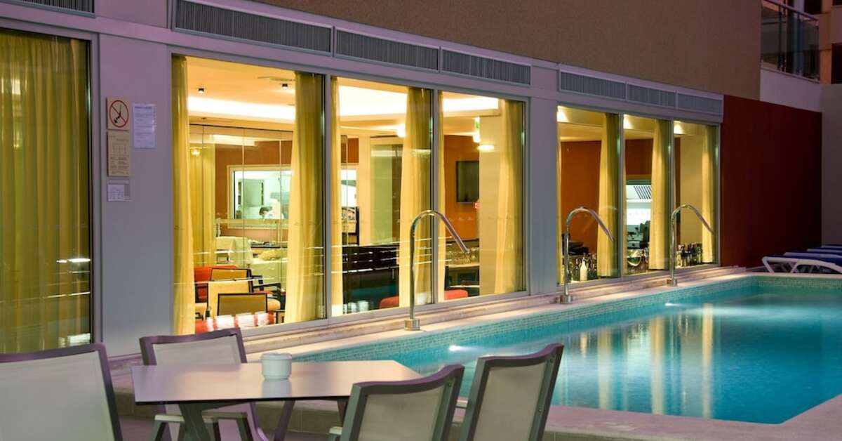 Een foto van het zwembad bij Monte Gordo Aparthotel & Spa