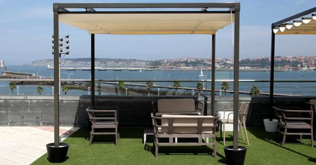 Een foto van het terras bij URH Palacio de Oriol Hotel