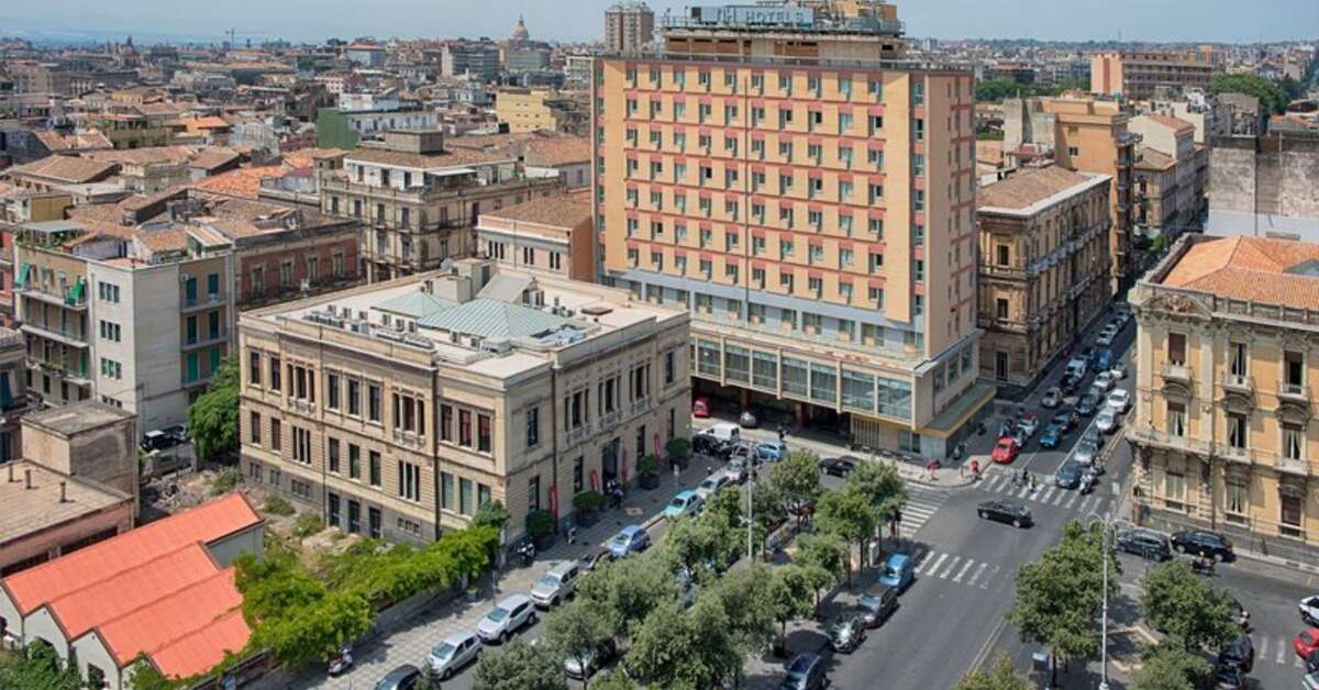 Een foto van de buitenkant van NH Catania Centro