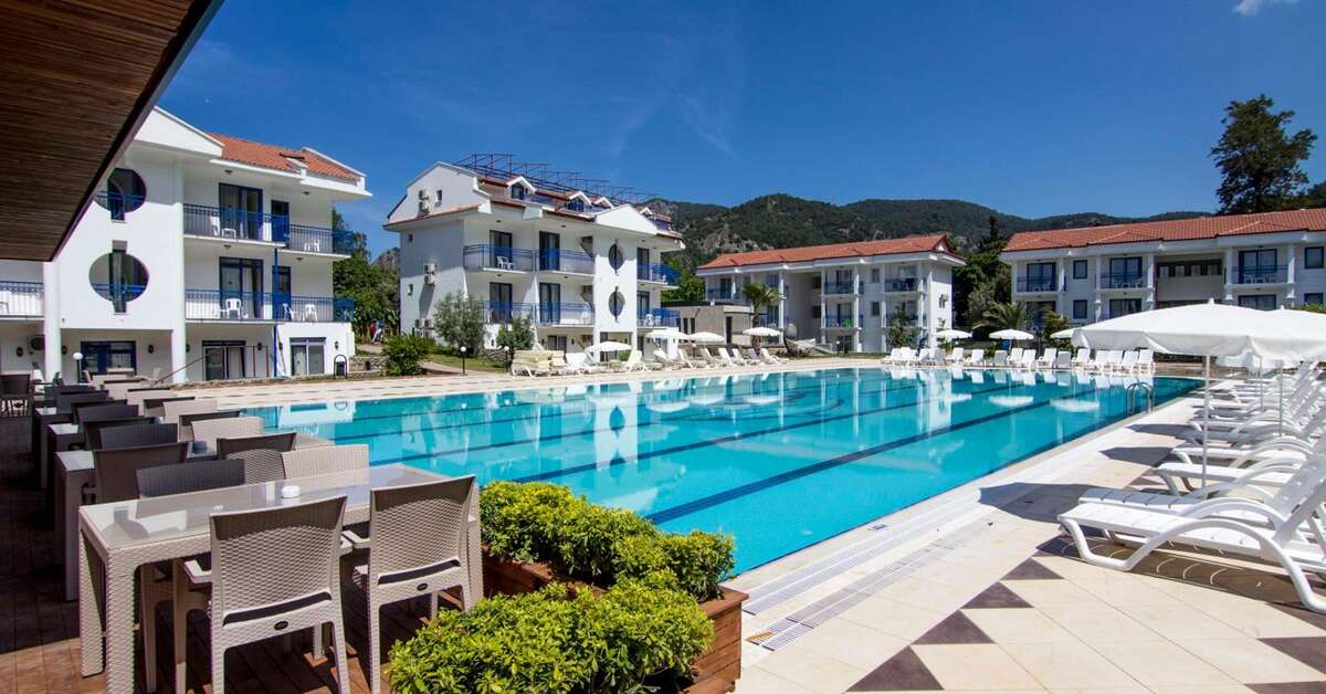 Een foto van het zwembad bij Belcekum Beach Resort