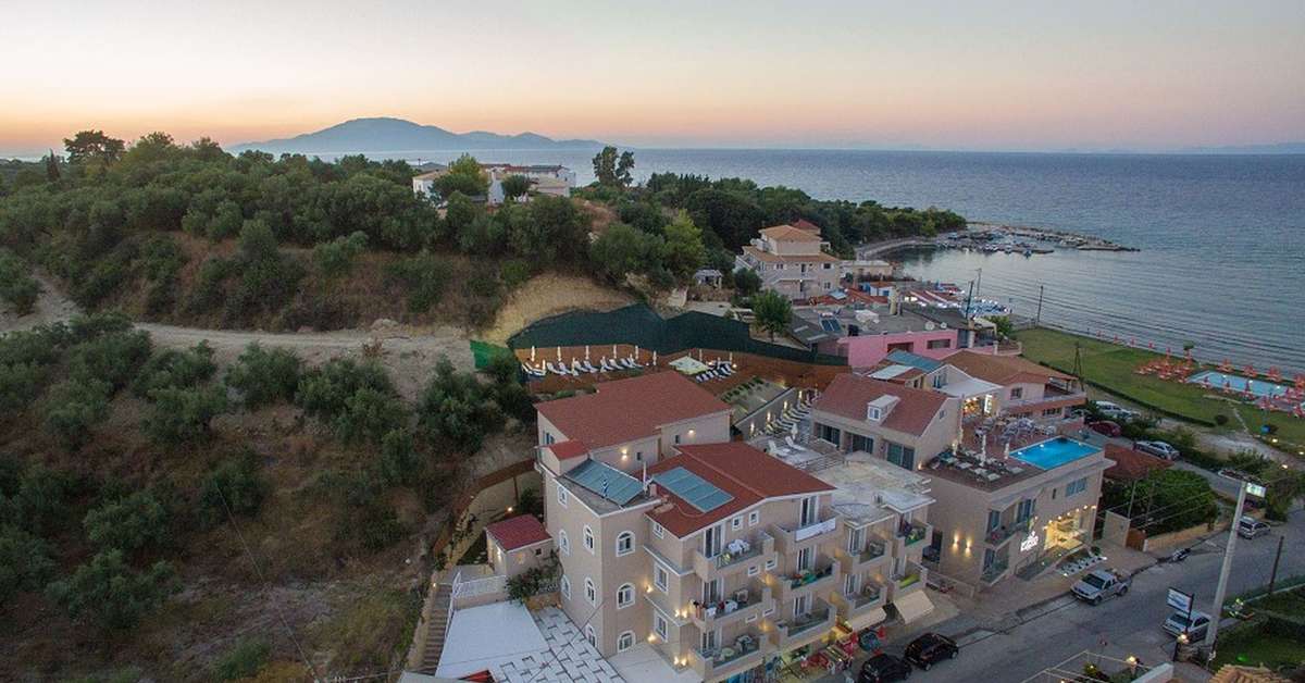 Ein Foto von der Außenansicht des Porto Planos Beach Hotel