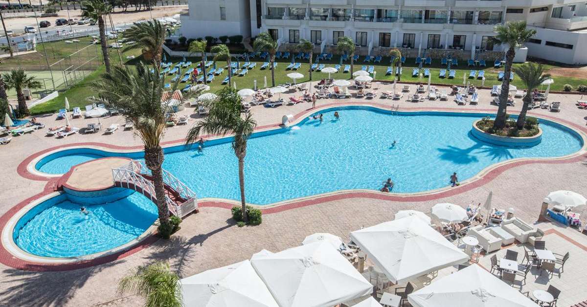 Een foto van het zwembad bij Tsokkos Protaras Beach Hotel