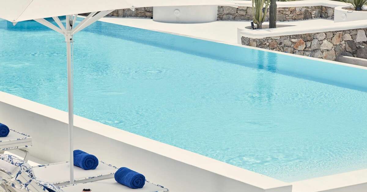 Een foto van het zwembad bij Katikies Mykonos