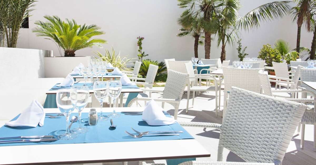 Een foto van het terras bij Grupotel Farrutx