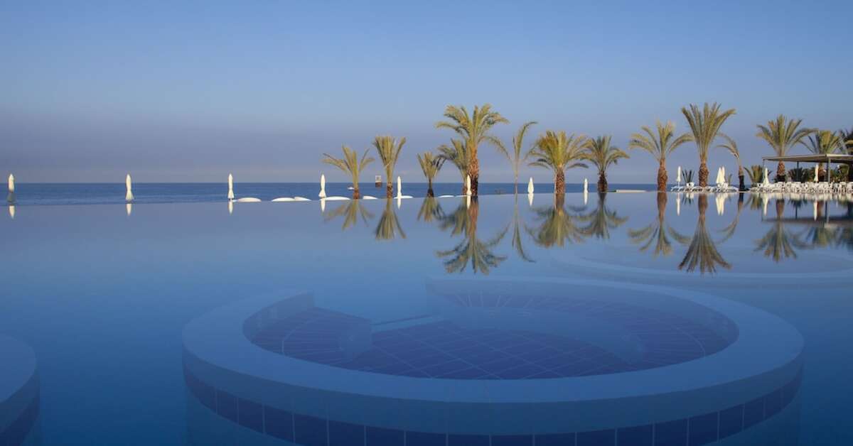 Een foto van het zwembad bij The King Evelthon Beach Hotel & Resort