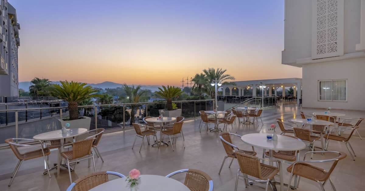 Een foto van het terras bij Lake & River Side Hotel & Spa