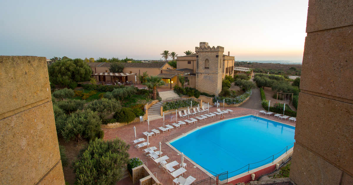 Een foto van het zwembad bij Baglio Oneto dei Principi di San Lorenzo Resort & Wines