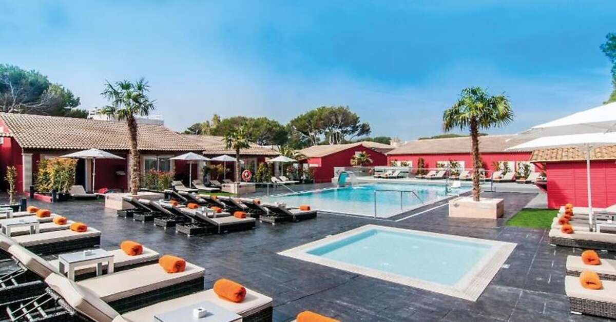 Een foto van het zwembad bij Holiday Paradise Residencial
