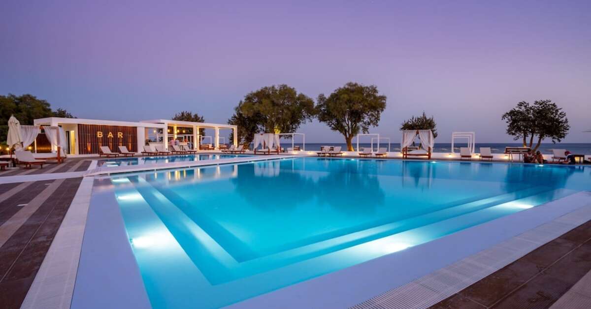Een foto van het zwembad bij Kamari Plus Hotel