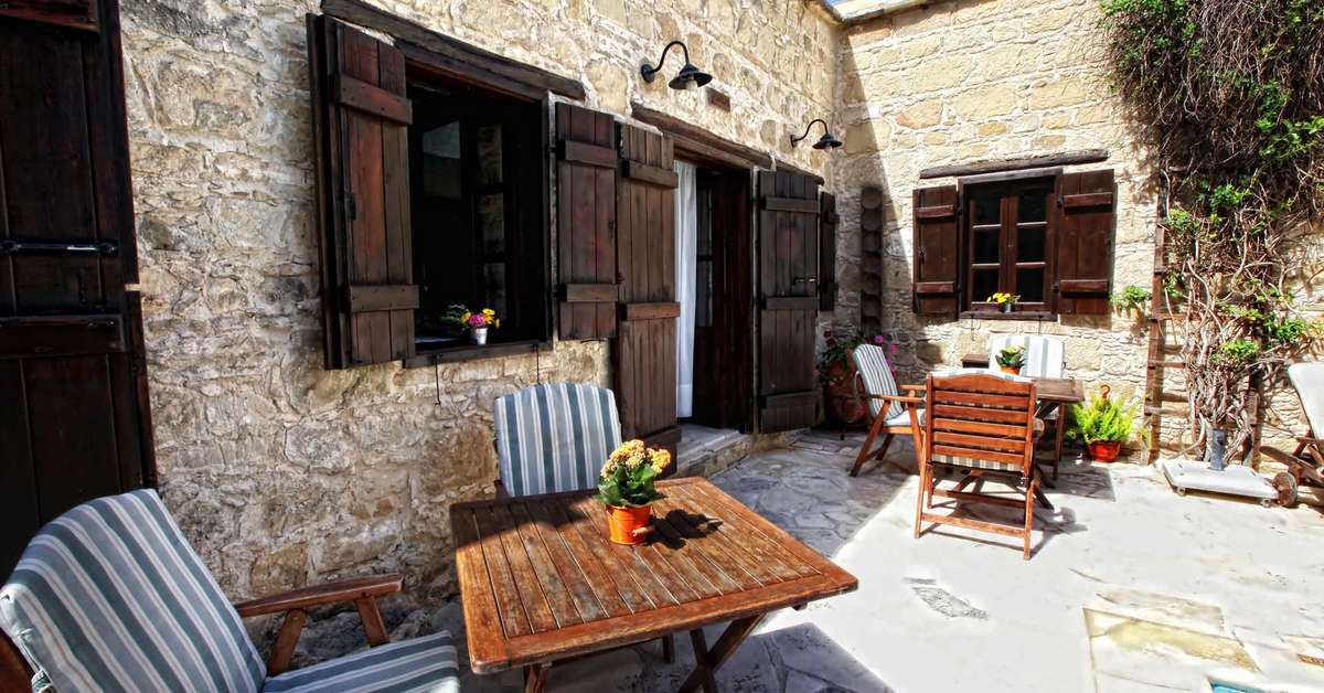 Een foto van het terras bij Leonidas Village Houses