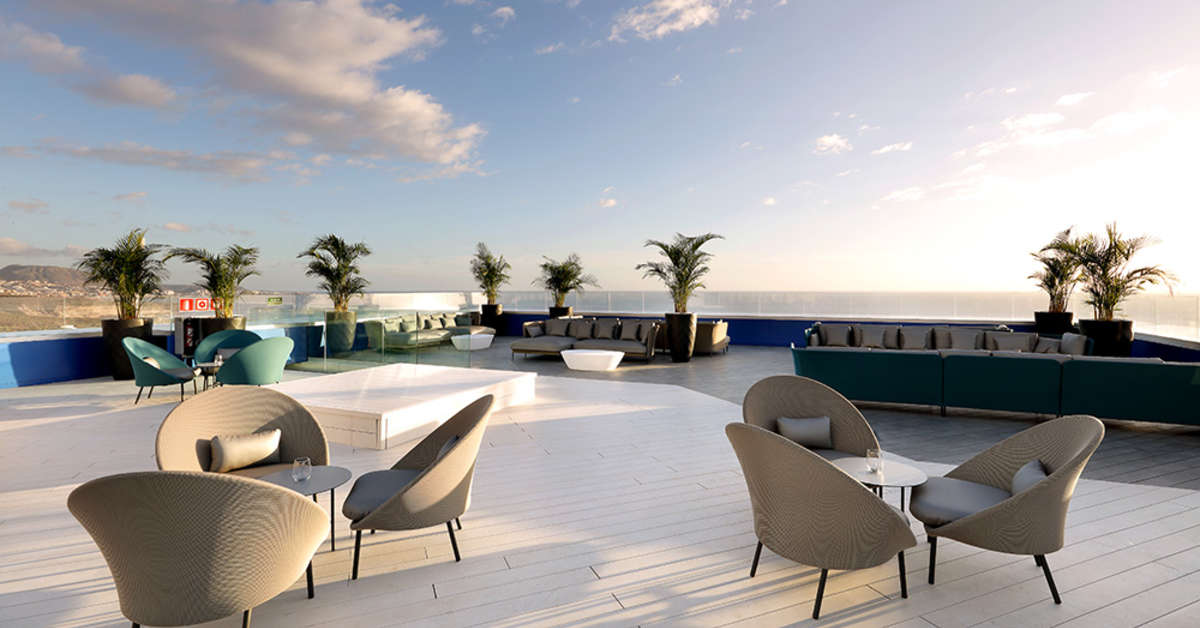 Een foto van het terras bij Hard Rock Hotel Tenerife