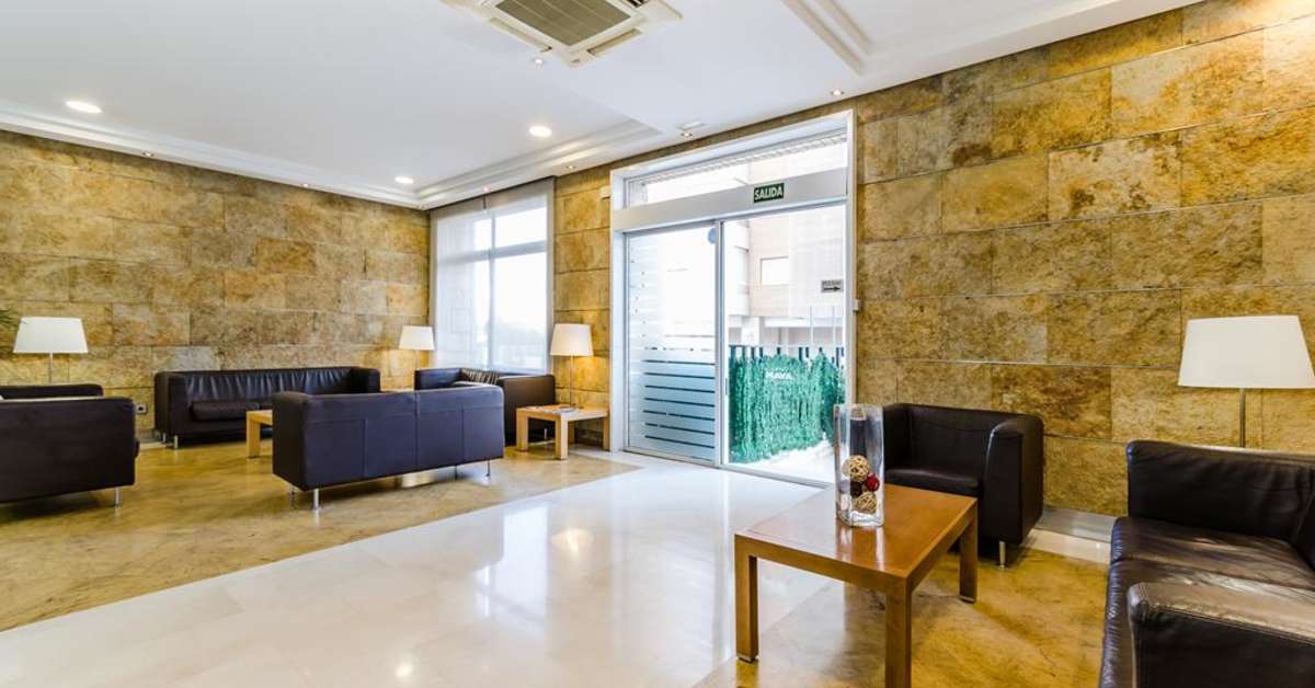 Een foto van het interieur van Sercotel Maya Alicante
