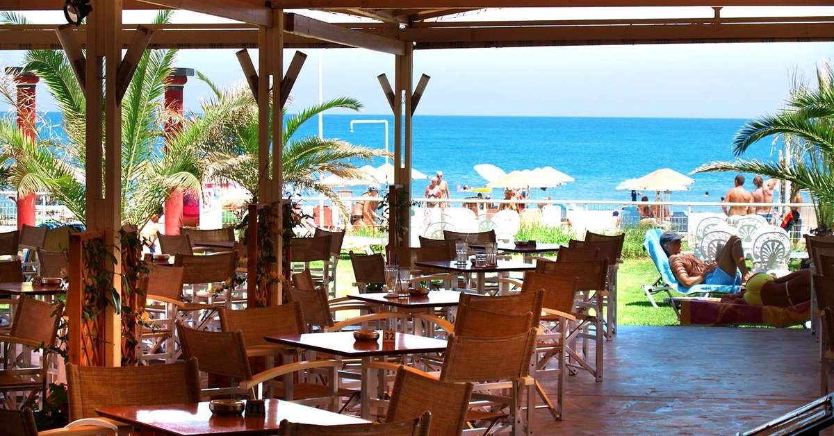 Een foto van het terras bij Odyssia Beach Hotel