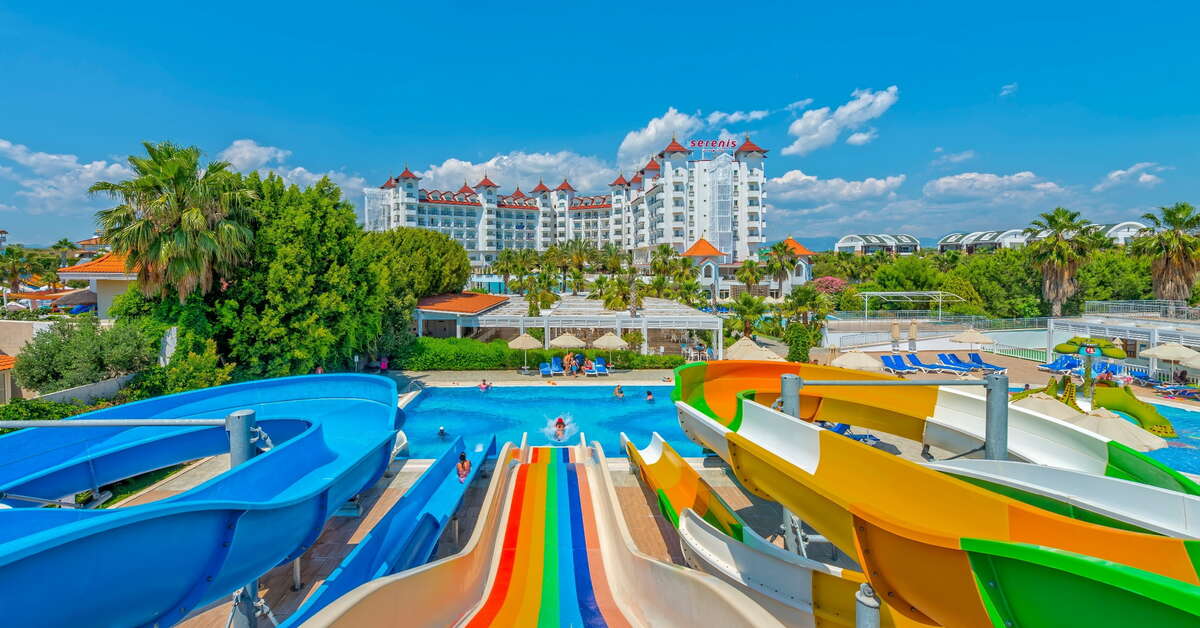 Een foto van het zwembad bij Serenis Hotel