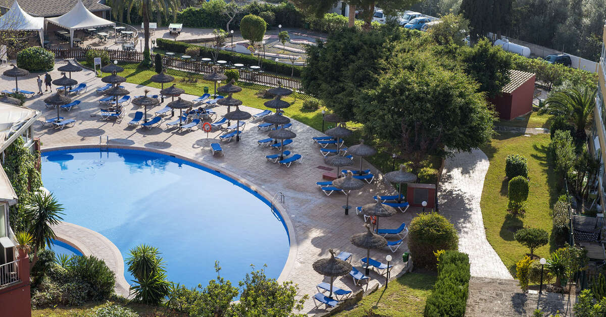 Een foto van het zwembad bij Salles Hotel Marina Portals