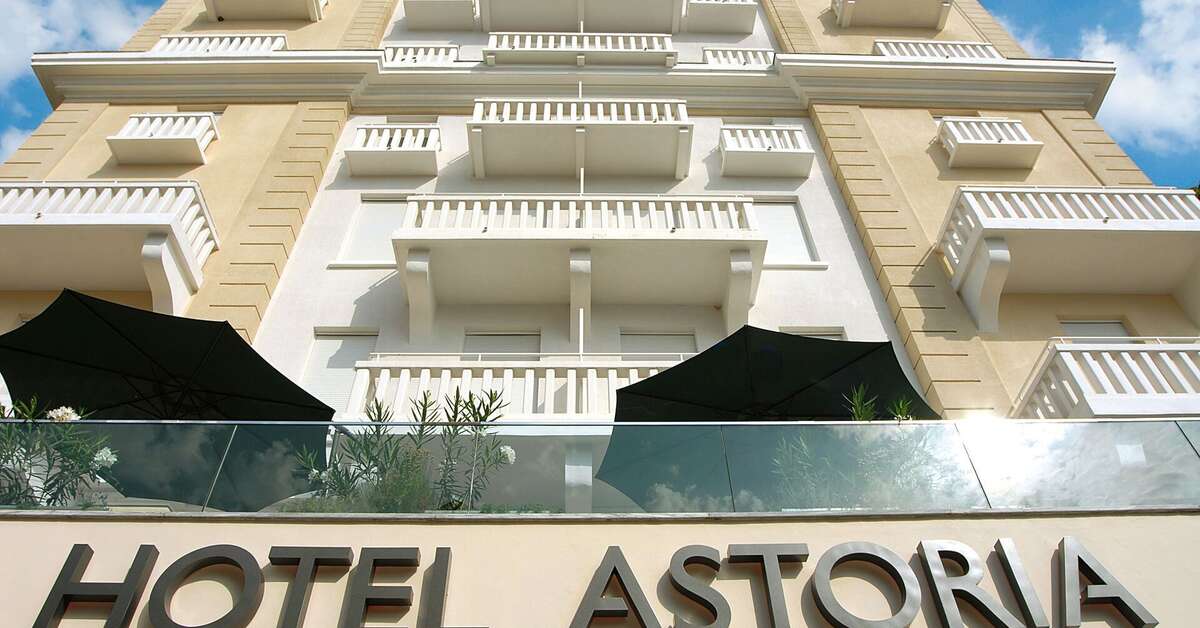 Een foto van de buitenkant van Hotel Astoria
