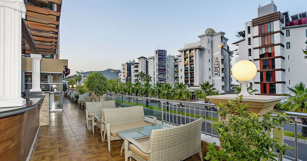 Ein Foto von der Terrasse im TAC Premier Hotel & Spa