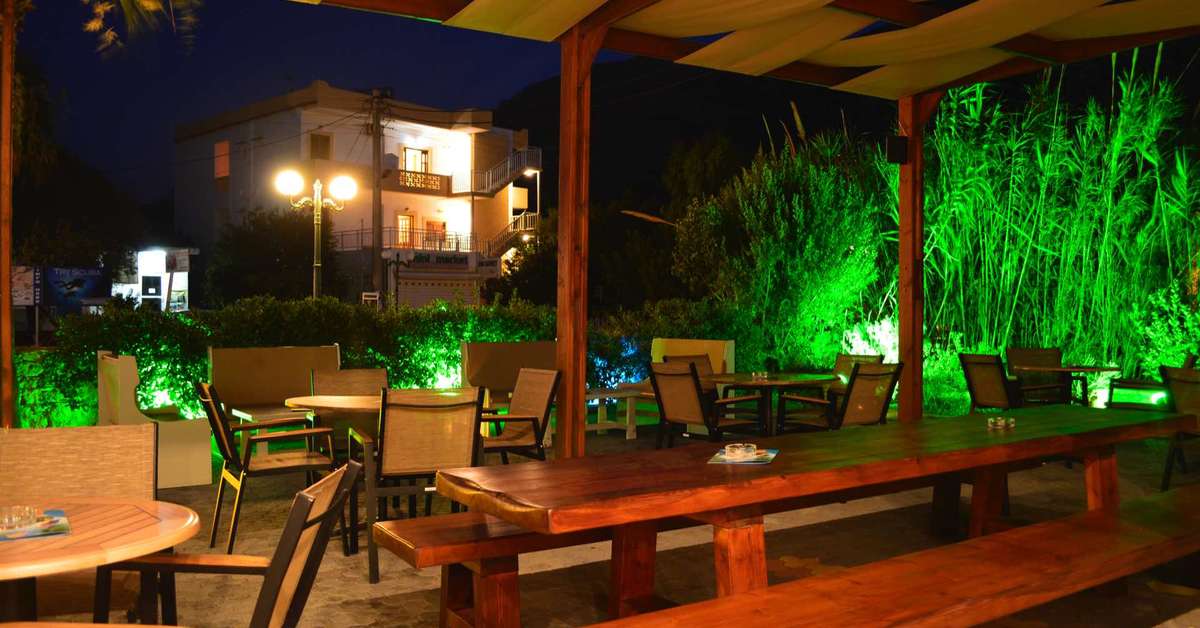 Een foto van het terras bij Matala Bay Hotel