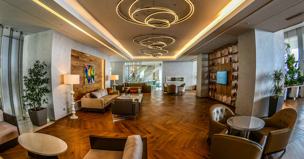 Een foto van het interieur van Akra V Hotel