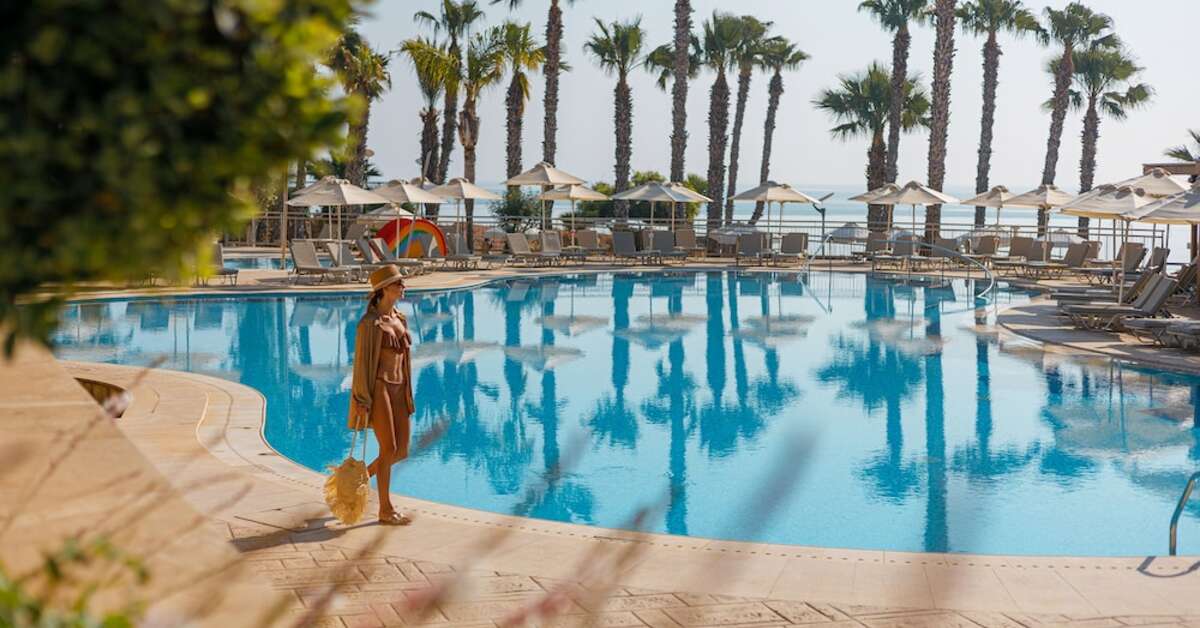 Een foto van het zwembad bij Louis Althea Beach