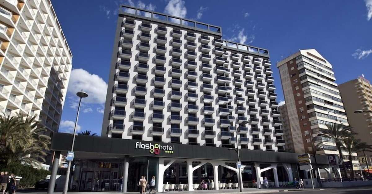 Ein Foto von der Außenansicht des Flash Hotel