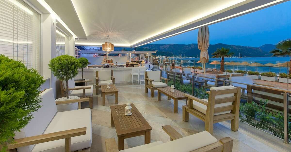 Ein Foto von der Terrasse im The Beachfront Hotel