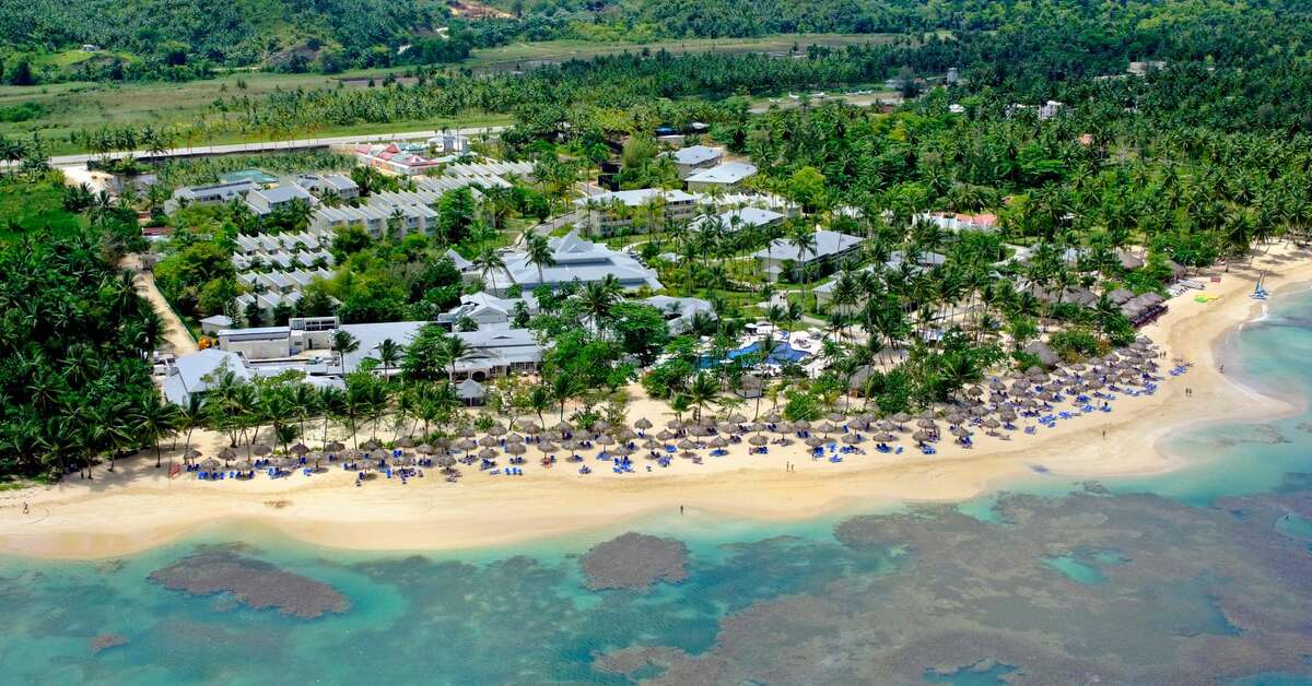 Een foto van het zwembad bij Grand Bahia Principe El Portillo