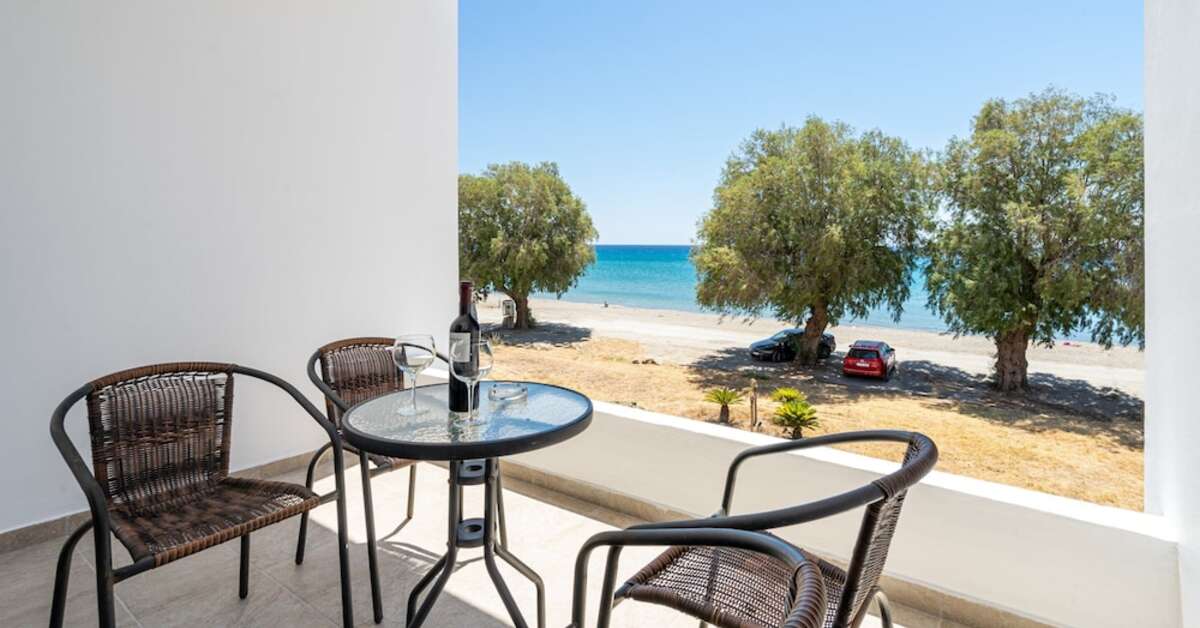 Een foto van het terras bij Kamari Plus Hotel