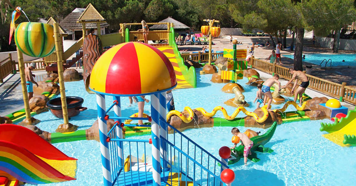 Een foto van het zwembad bij Camping La Baume - La Palmeraie