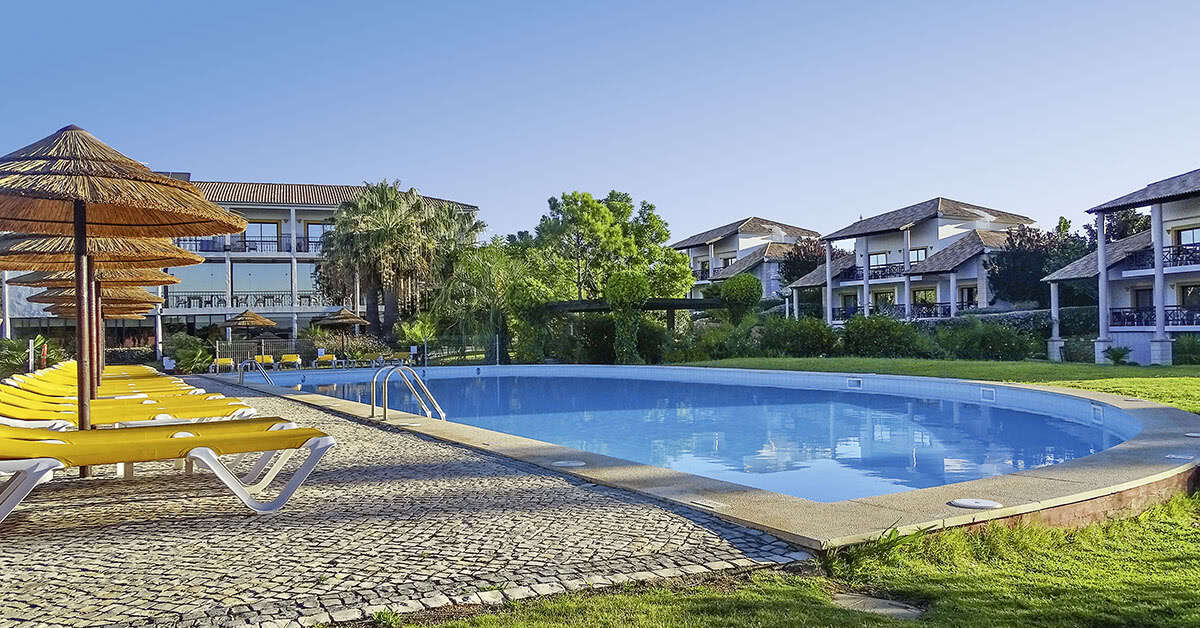 Een foto van het zwembad bij Luzmar Villas