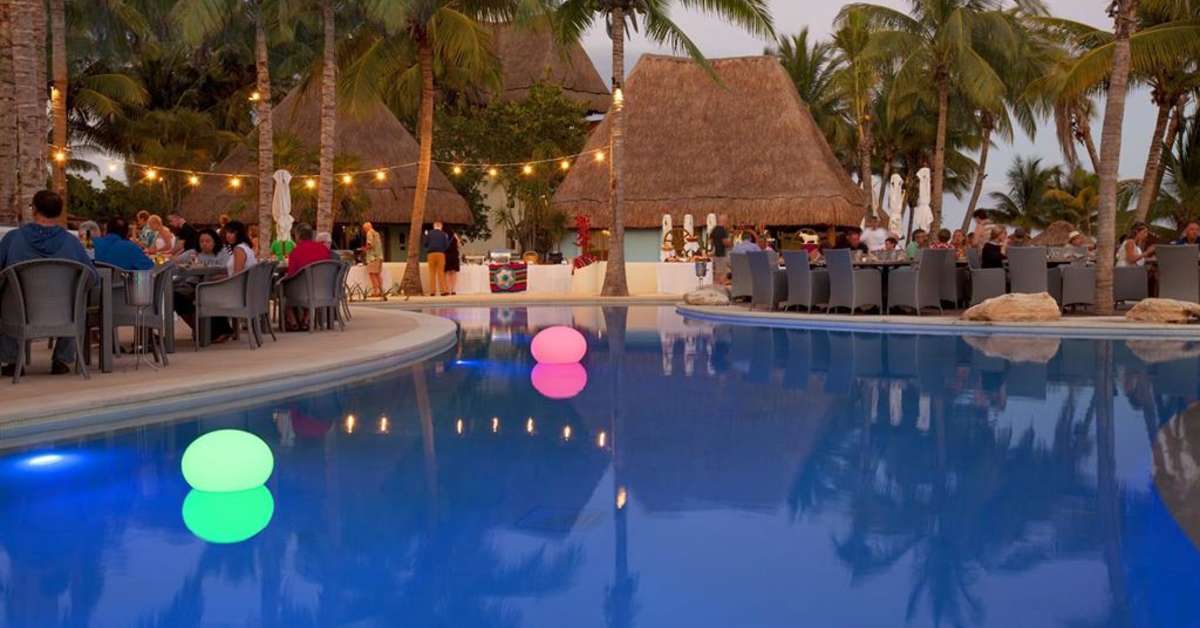 Een foto van het zwembad bij Mahekal Beach Resort
